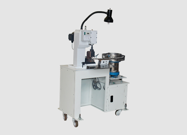 Automatic feeding and crimping machine for loose (single) terminals